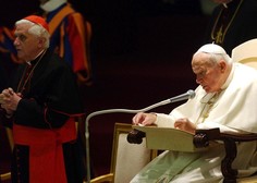 Obtožbe o pokojnem papežu dvigujejo prah: oglasil se je tudi premier