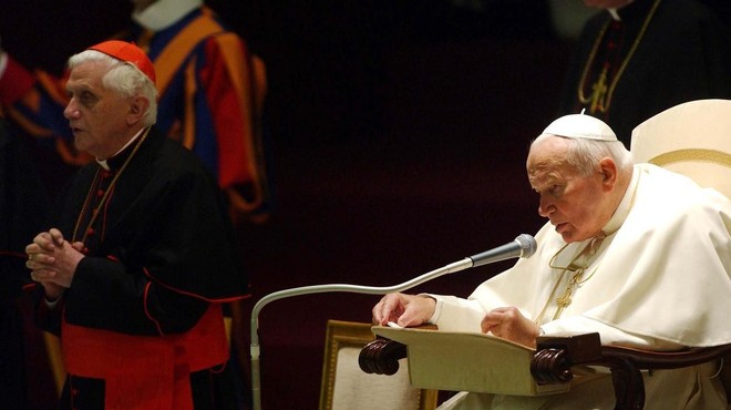 Obtožbe o pokojnem papežu dvigujejo prah: oglasil se je tudi premier (foto: Profimedia)