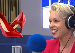 Tako si je radijski voditelj privoščil Urško Klakočar Zupančič: to pesem morate res slišati (VIDEO)