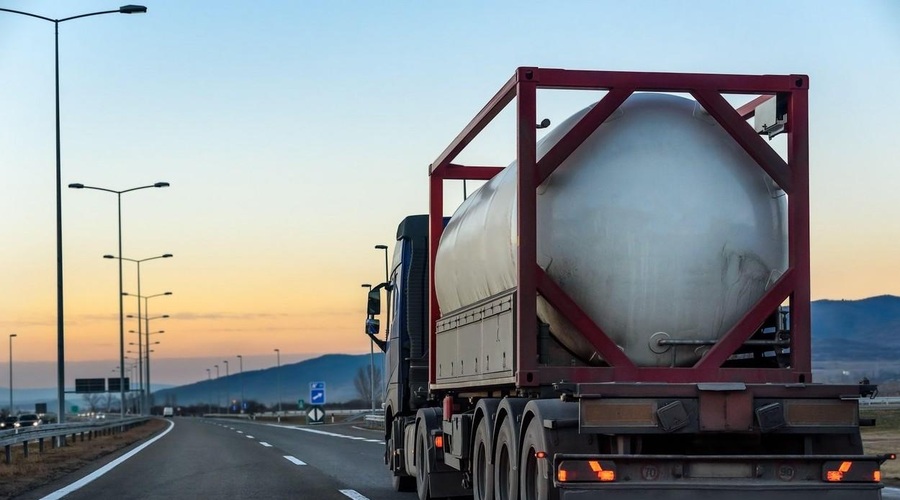 Policisti so ustavili sumljiv tovornjak: v cisterni, ki je opravljala prevoze za Petrolovo stranko, so našli ... (foto: Profimedia)