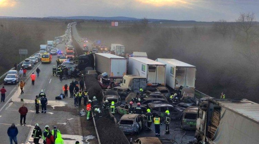 Grozljivka pri sosedih: trčilo 5 tovornjakov in 37 osebnih vozil, več avtomobilov po trčenju zagorelo (foto: Twitter/KoskovicsZ)