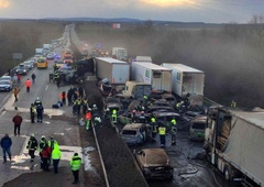 Grozljivka pri sosedih: trčilo 5 tovornjakov in 37 osebnih vozil, več avtomobilov po trčenju zagorelo