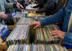 Postajajo vinilne plošče bolj priljubljene od zgoščenk?