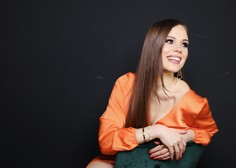 Pevka in voditeljica Flora Ema Lotrič: "Takrat se ti začne več stvari povezovati med sabo"