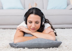 Skrb vzbujajoče: med mladimi vse več okvar sluha, kako pomagati?