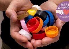 Pomagate lahko tudi vi: zbiranje plastičnih zamaškov za lepše življenje otrok