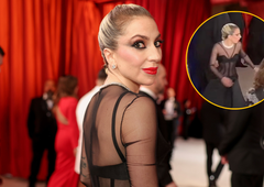 Fotograf se je zapletel v njeno obleko, nato pa ... Lady Gaga je osvojila srca tistih, ki so mislili, da je ledena kraljica (VIDEO)