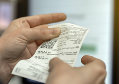 Primerjal je ceno toaletnega zvitka in celo preštel lističe: kar je ugotovil, bo tudi vas razjezilo