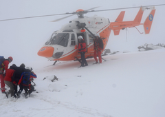 Nesreča na Mali Mojstrovki: dva planinca huje poškodovana, reševalna akcija še poteka