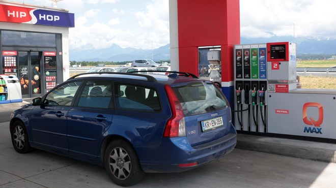 Hitro na bencinske črpalke: cene pogonskih goriv se bodo opolnoči zvišale (foto: Borut Živulovič/Bobo)