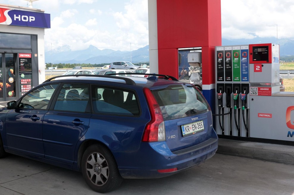 Hitro na bencinske črpalke: cene pogonskih goriv se bodo opolnoči zvišale (foto: Borut Živulovič/Bobo)
