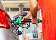 S torkom nove cene goriv: se je bolje kar takoj zapeljati do bencinske črpalke?