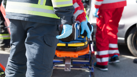 Policija prosi za vašo pomoč: neznanec trčil v pešca in ga pri tem huje poškodoval