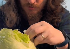 Razkrivamo preprost trik s solato, ki vam bo olajšal življenje: nikoli več je ne boste pripravljali drugače