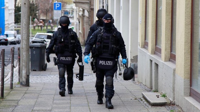 Strah in trepet: teroristi naj bi pri naših sosedih načrtovali napad (foto: Profimedia)