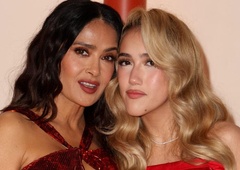 Katera jo bolje nosi? Hčerka Salme Hayek na Oskarjih v mamini stari, a glamurozni obleki (FOTO)