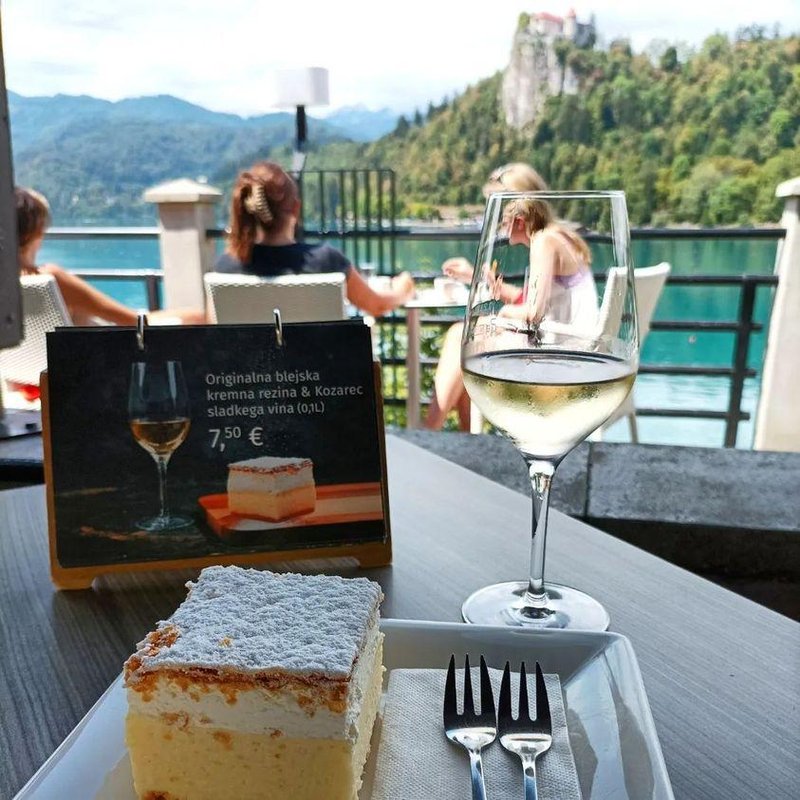 Ameriški turist Jeff priznal, kaj si misli o slavni blejski kremšniti: končno sem jo poskusil in moram reči...