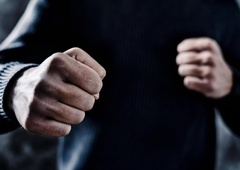 Obračun več mladoletnikov se je končal s poškodbami, posredovati je morala policija