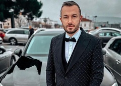 Vedeževalec Blaž se bo poročil. Uganete, kdo bo njegova poročna priča?