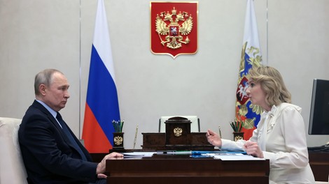Kdo je Putinova zaveznica, ki bi jo radi aretirali? Poročena z duhovnikom, a jo bremenijo številne obtožbe