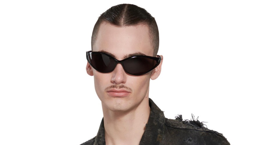 Slavna modna hiša spet šokirala: za več tisoč evrov prodajajo oblačilo, ki je videti ponošeno in umazano (FOTO) (foto: Balenciaga)