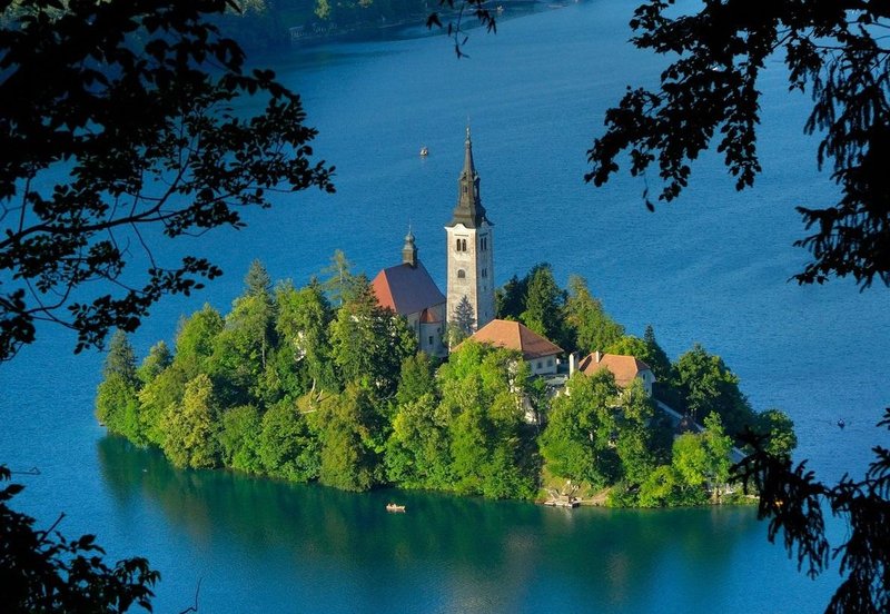 Blejsko jezero je najbolj znano kopališče pri nas.