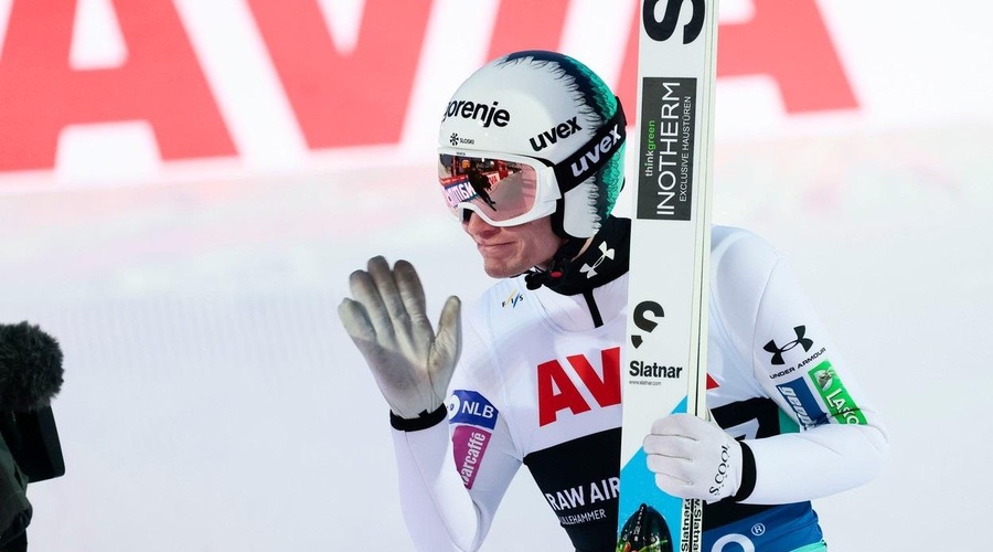 Uspelo mu je: neverjetni Anže Lanišek na odru za zmagovalce (foto: Profimedia)