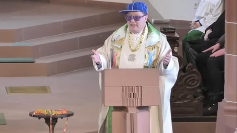 VIDEO: Duhovnik skuša mlade v cerkev privabiti z rapanjem