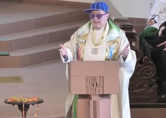 VIDEO: Duhovnik skuša mlade v cerkev privabiti z rapanjem