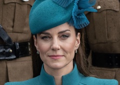 Kate Middleton ob materinskem dnevu z družinskim portretom očarala Britance (FOTO)