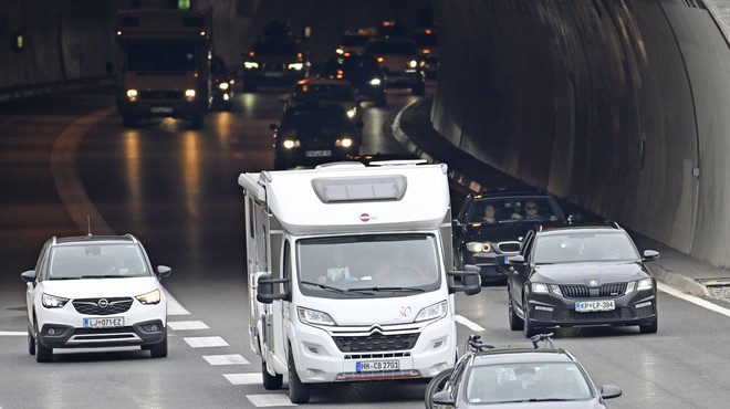 Številni zastoji na cestah, kje vse bi lahko obtičali? (foto: Žiga Živulovič/Bobo)