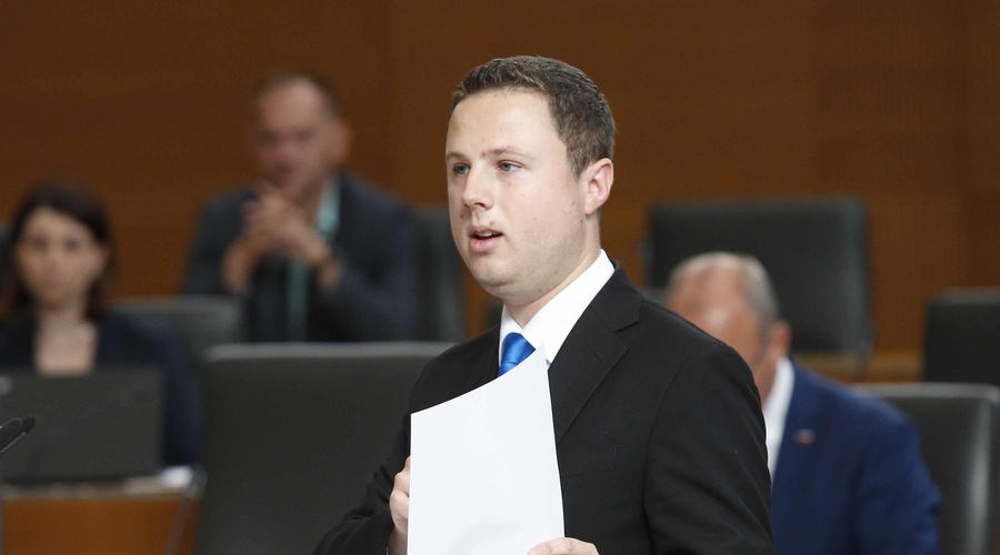 Popolna norost: poslanec Žan Mahnič delil neumen nasvet glede RTV prispevka, ki bi vas lahko drago stal (foto: Borut Živulović/Bobo)
