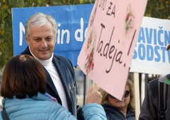 Kaj se dogaja v Ljubljani? Protestniki spet na ulicah, tokrat so zasedli prostor pod Mestno hišo (preverite, zakaj)