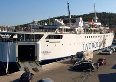 Usodna napaka: znan je razlog, zakaj je voznik na Pelješcu zapeljal naravnost v morje (umrla ena oseba)