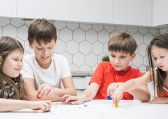 Nevarno za otroke: s trgovskih polic umaknili priljubljeno družabno igro