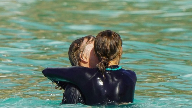 Ljubezen na plaži: 80-letna glasbena legenda strastno poljubljal mladostno ženo (foto: Profimedia)