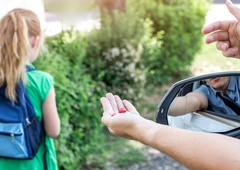 V okolici dolenjske osnovne šole neznani moški v avto vabil 5-letno deklico