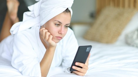 Kaj počnemo na mobilnih telefonih? Vse več Slovencev ga ima, a telefoniramo vedno manj