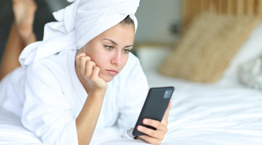 Kaj počnemo na mobilnih telefonih? Vse več Slovencev ga ima, a telefoniramo vedno manj (foto: Profimedia)