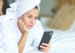 Kaj počnemo na mobilnih telefonih? Vse več Slovencev ga ima, a telefoniramo vedno manj