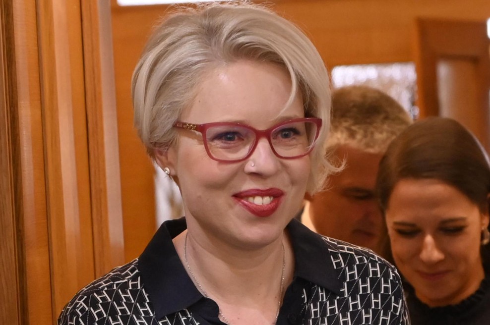 Urška Klakočar Zupančič z nenavadnim obeskom okoli vratu: simbolizira večno življenje (FOTO) (foto: Žiga Živulović j.r./Bobo)