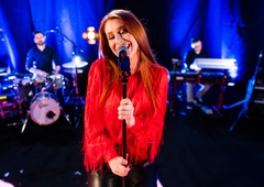 Eva Boto skoraj omedlela: pripravili so ji presenečenje in jo tako šokirali, da je morala sesti (VIDEO)