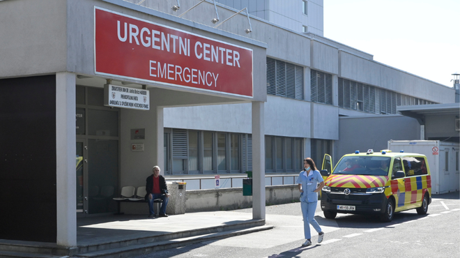 Okužbe s covidom-19 ponovno v vzponu, splošna bolnica že omejila obiske (foto: Žiga Živulovič jr./BOBO)