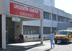 Okužbe s covidom-19 ponovno v vzponu, splošna bolnica že omejila obiske