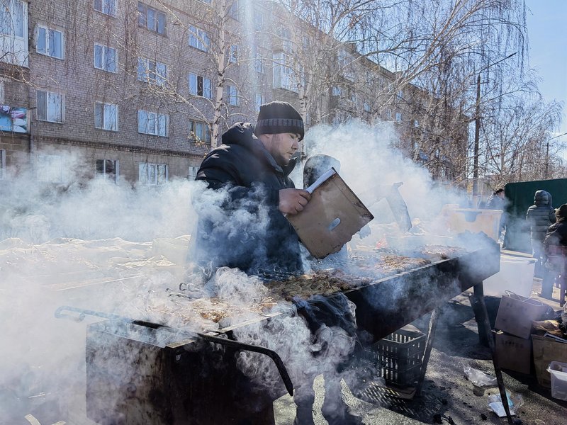 Peka konjskega mesa na minus 5 stopinjah Celzija ob praznovanju nauriza.