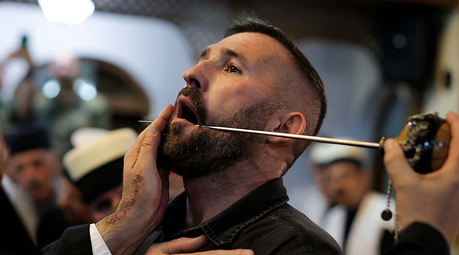 Nekateri verniki začetek pomladi pozdravili z na videz grozljivim prebadanjem lic: sodelovali so tudi otroci (foto: Valdrin Xhemaj/PIXSELL/Bobo)