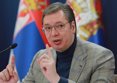 Aleksandar Vučić v Playboyu: na postelji s skledo sadja poziral kot Dioniz (FOTO)
