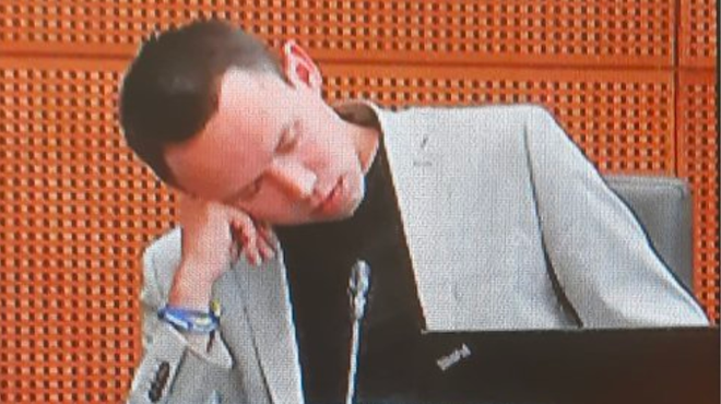 Poslanec, ki naj bi zaspal med sejo v državnem zboru, se brani: "Vem, da bi si to želeli, ampak ..." (VIDEO) (foto: Twitter/RoniKordis)