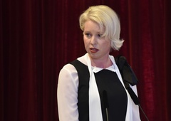 Poslanec zabrusil Urški Klakočar Zupančič: "Greste se populizem, ko posvajate šimpanze in skačete po Afriki"