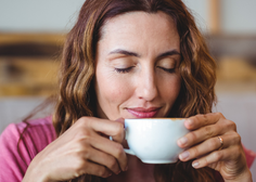 Kava vas lahko res prebudi in ne škodi vašemu zdravju, a le če ne delate teh 3 napak (sami sebi boste hvaležni)